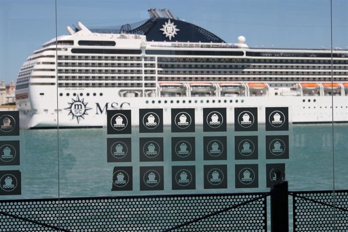 Crucero En El Puerto De Cádiz