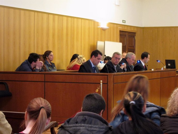 Los acusados  y sus letrados en la primera sesión del juicio.
