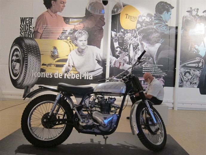 Exposición 'La América De Los 50 Y 60' En La Nau 