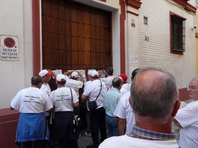 Extrabajadores de Santana se concentran ante la sede del PSOE-A