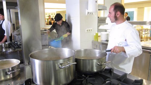 El Chef Javier Felipe, Cocinando Un Menú Aplicado A La Dieta De La Zona