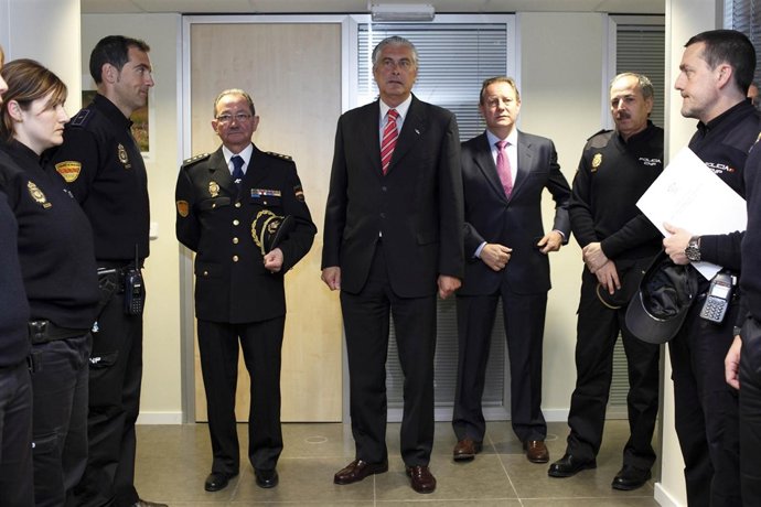 Antonio Suárez con el nuevo Comisario de la Unidad Adscrita