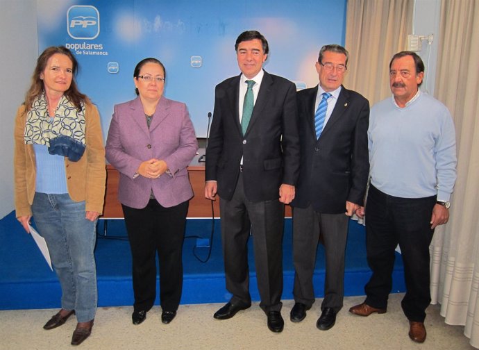Parlamentarios del PP en la sede de Salamanca.