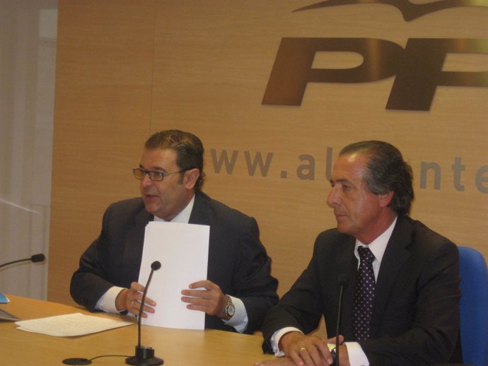 Gerardo Camps (izquierda) en rueda de prensa