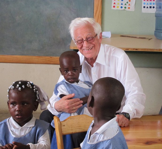 Padre Angel Con Niños De La Escuela De Font Parisien (Haiti)
