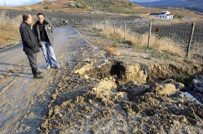 El alcalde de Antequera visita la zona afectada por el temporal      