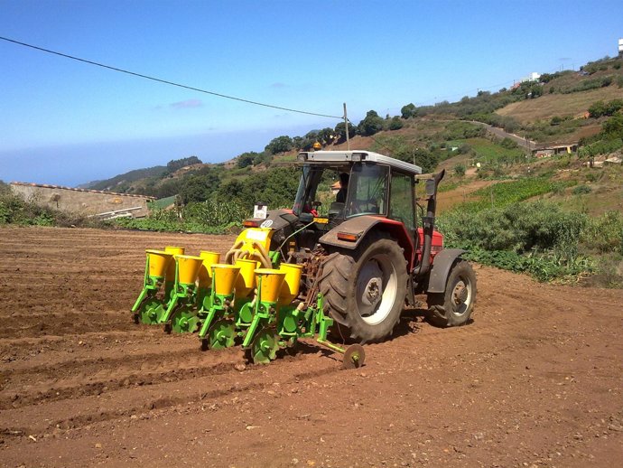 Un Agricultor Trabaja Las Tierras Con Un Tractor