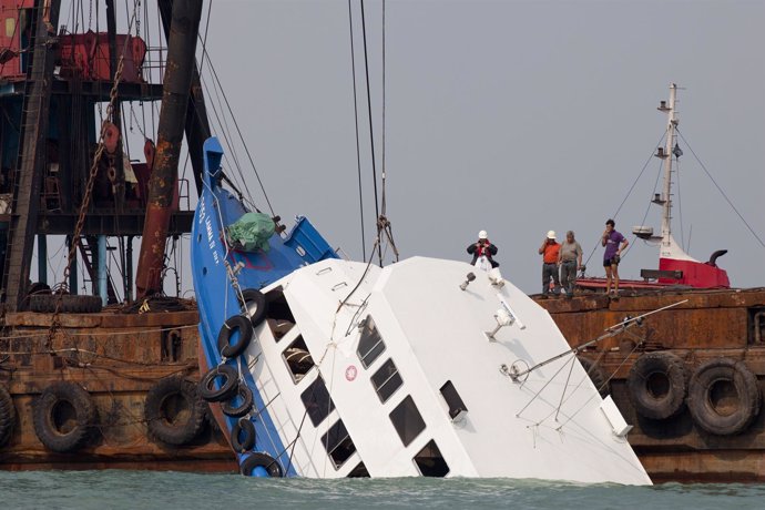 Ferry hundido en China, cercaa de la isla de Lamma, al sur de Hong Kong, tras ch