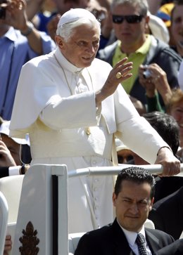 El papa junto a su exmayordomo Paolo Gabriele