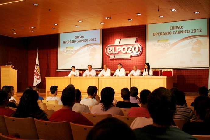 Directivos de ElPozo Alimentación dan la bienvenida a los alumnos