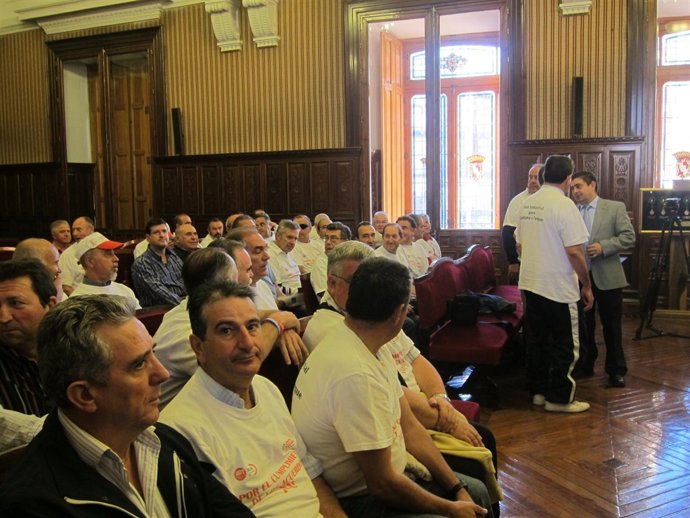 El Presidente De La Diputación, Francisco Reyes, Conversa Con 'Santaneros'.