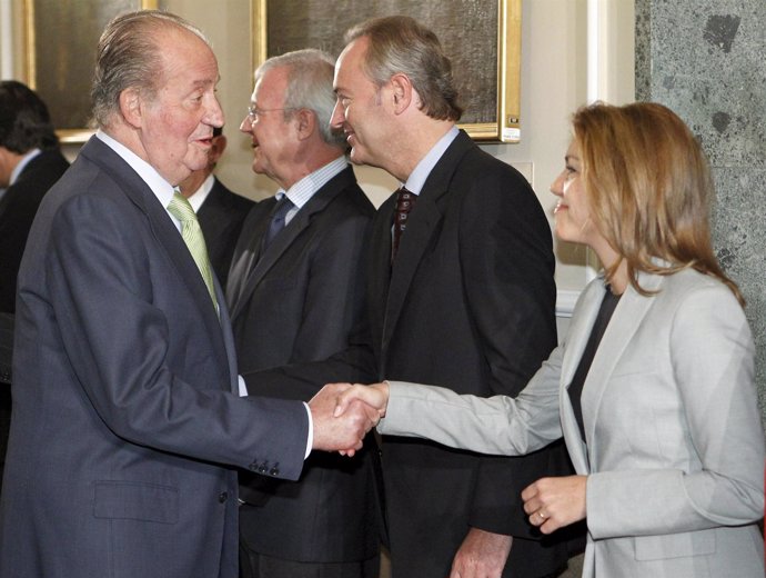 Rey saluda a Cospedal, Fabra y Válcarcel en conferencia de presidentes