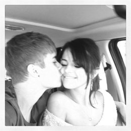 Justin Bieber le da un beso en la mejilla a Selena Gomez 