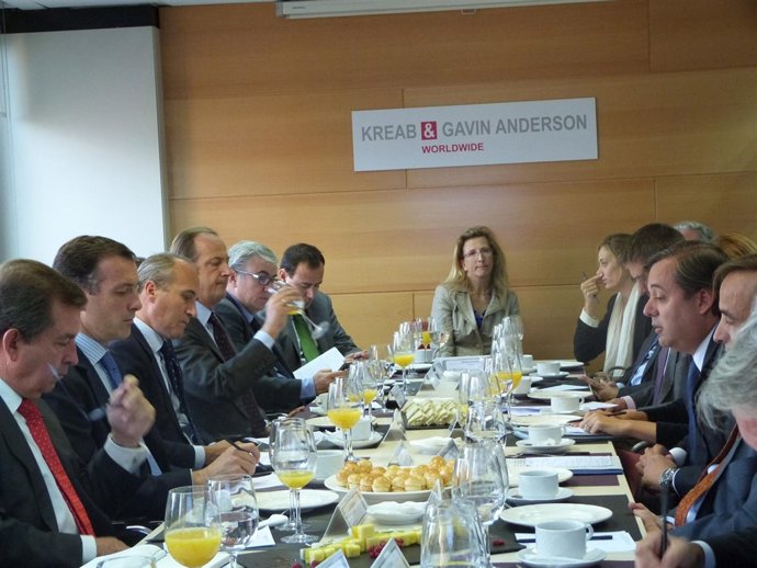 Federico Ramos (en medio a la derecha), en un desayuno con empresarios