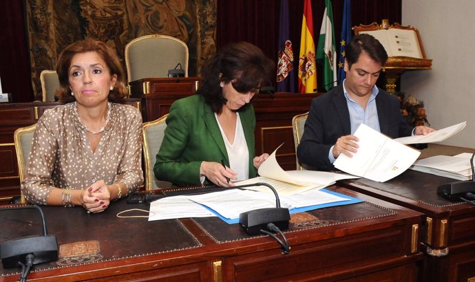 Botella, Ceballos y el secretario de la Diputación durante la firma