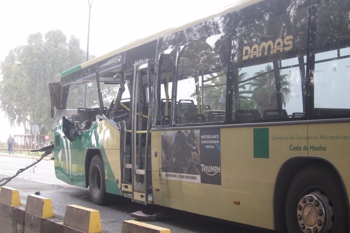 Autobús siniestrado en Huelva capital.