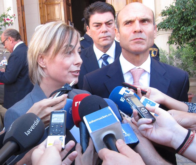 Sonia Castedo (izquierda) atiende a los medios de comunicación
