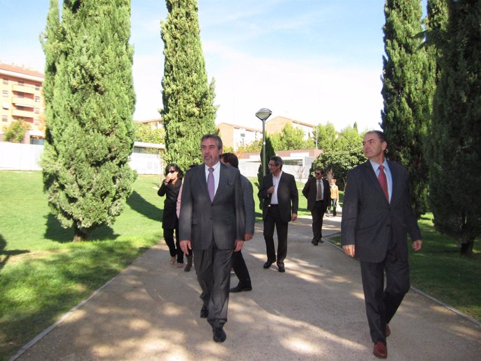 El alcalde Juan Alberto Belloch visitando el Parque Bruil de Zaragoza