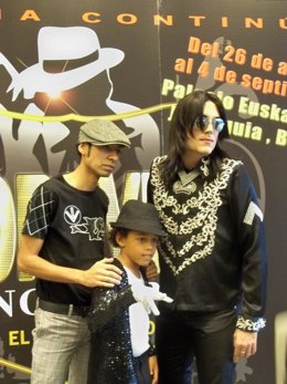 Los protagonistas del espectáculo 'Forever King of Pop'