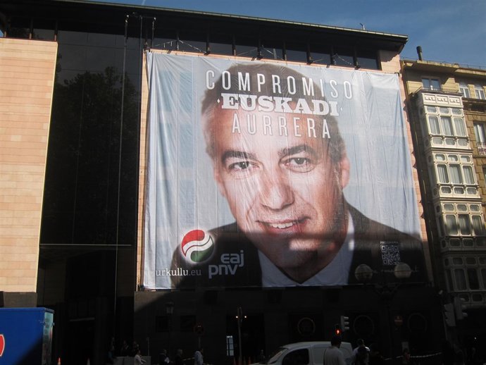 Cartel electoral en Sabin Etxea