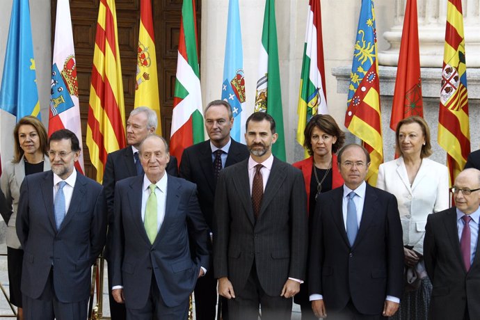 Rajoy y príncipes de asturias en conferencia de presidentes