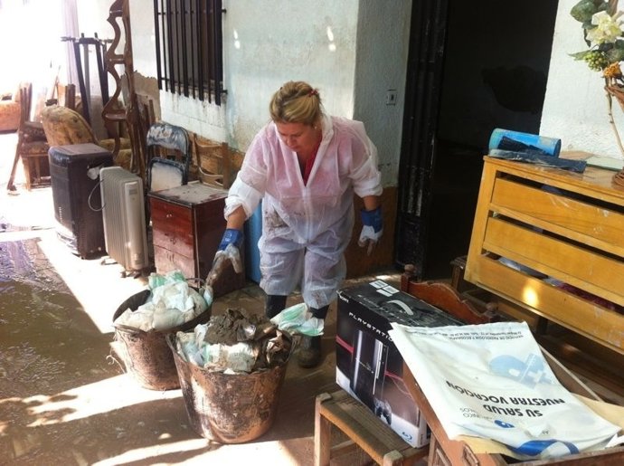 Imagen de uno de los voluntarios trabajando en la recogida de lodo