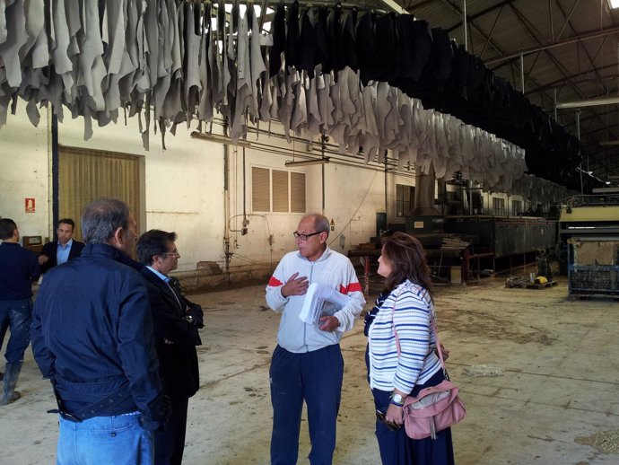 El alcalde de Lorca, Francisco Jódar, visita una fábrica del municipio