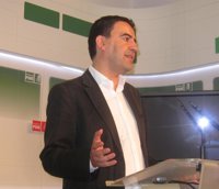 PSOE andaluz dice que Cospedal "raya la extrema derecha" tras la eliminación de sueldos de diputados