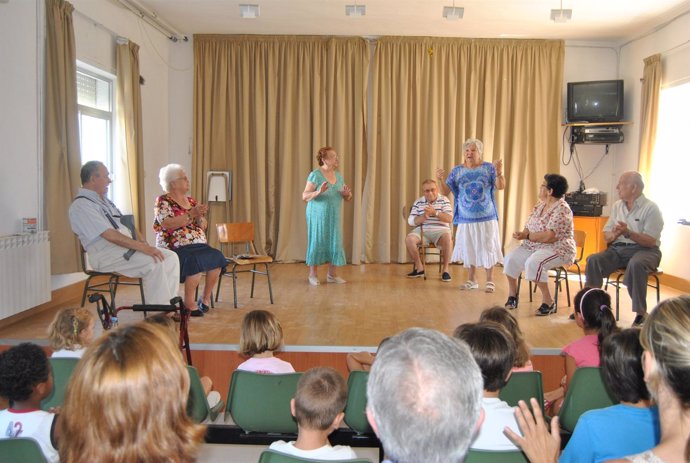 Imagen de archivo de una actividad de un grupo de personas mayores con escolares