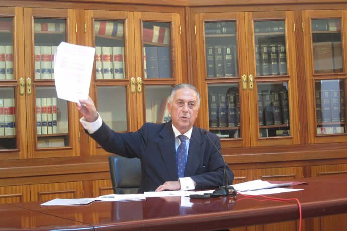 El subdelegado del Gobierno en Huelva, Enrique Pérez Viguera, presenta PGE.