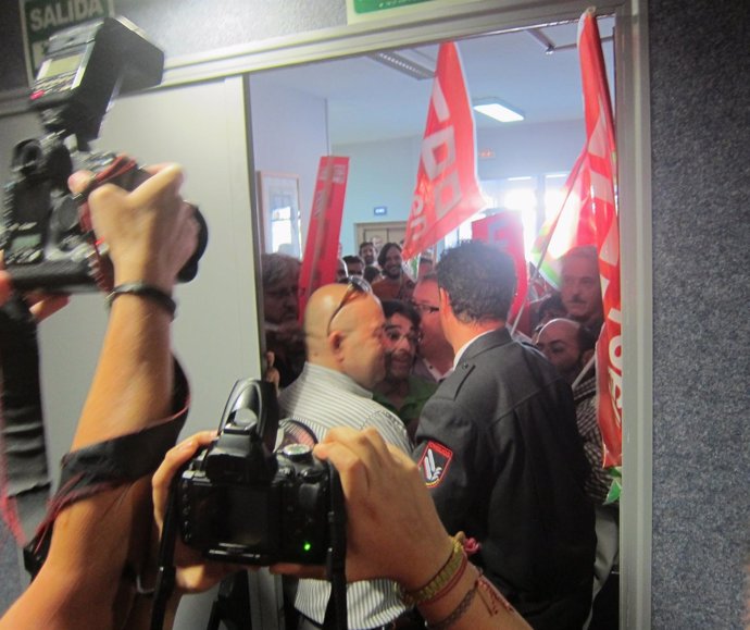 Miembros De CCOO Protestan E Intentan Entrar Al Aula Magna.