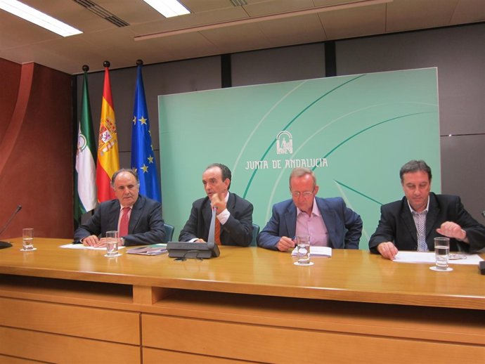 El consejero de Turismo, Rafael Rodríguez, con representantes de CEA, CCOO y UGT