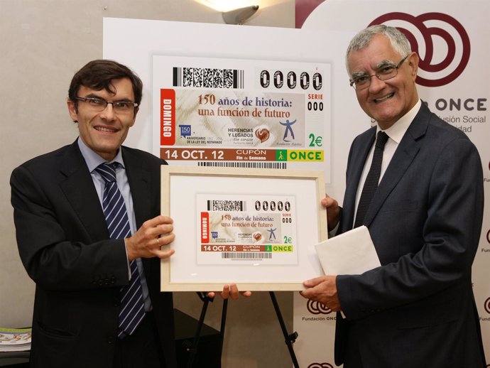 Durán y López Pardiñas, con el Cupón del 150 aniversario de la Ley del Notariado
