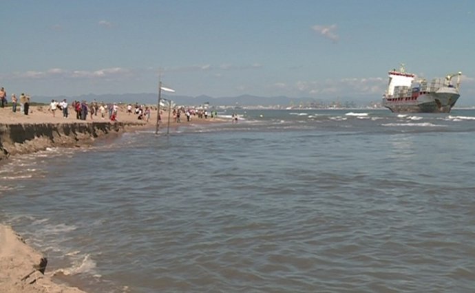 Playa De El Saler Con Los Dos Cargueros Varados