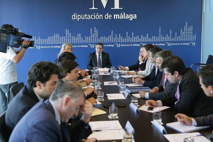 Bendodo preside la reunión celebrada en Diputación