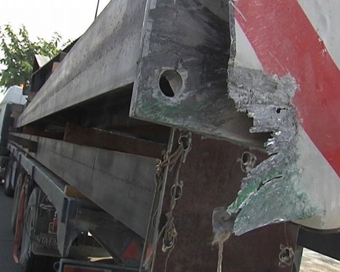 Dos muertos tras chocar un bus y un camión en Huelva