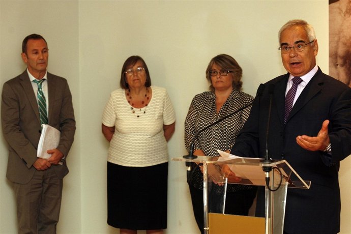 Álvaro Arvelo (D) Durante La Presentación De La Exposición