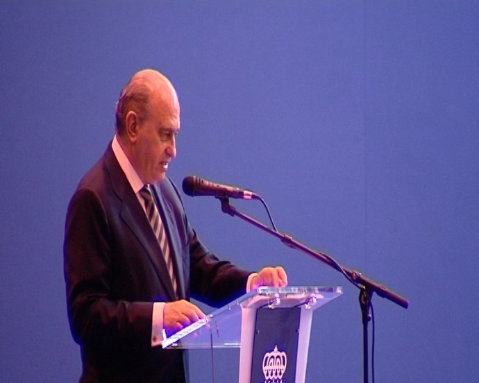 Fernández Díaz pide compromiso a la Policía