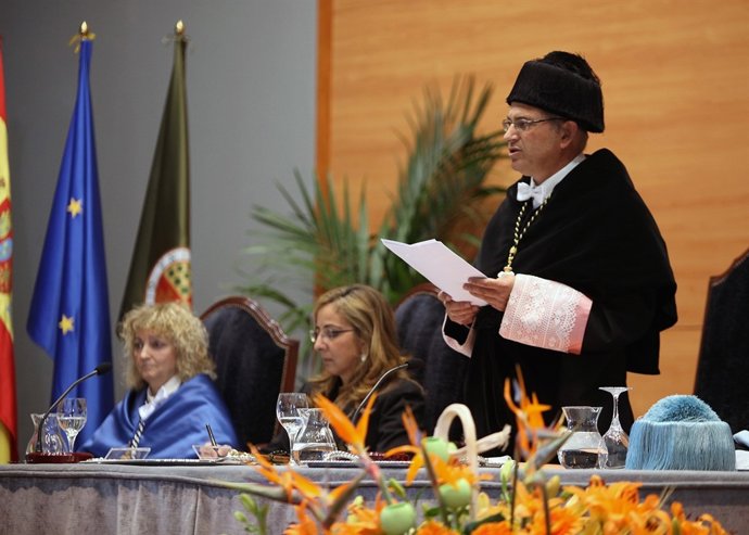 Parras Lee Su Discurso En La Apertura Del Curso 2012-13 Ante Peinado Y Vázquez.