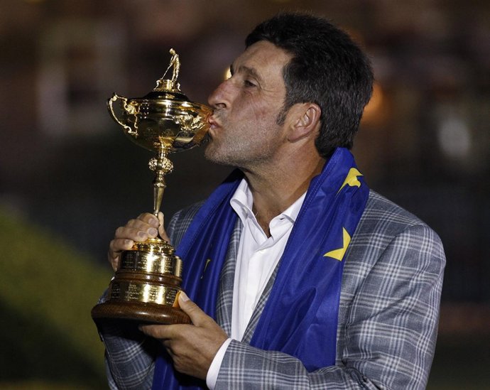 José María Olazábal, con el trofe