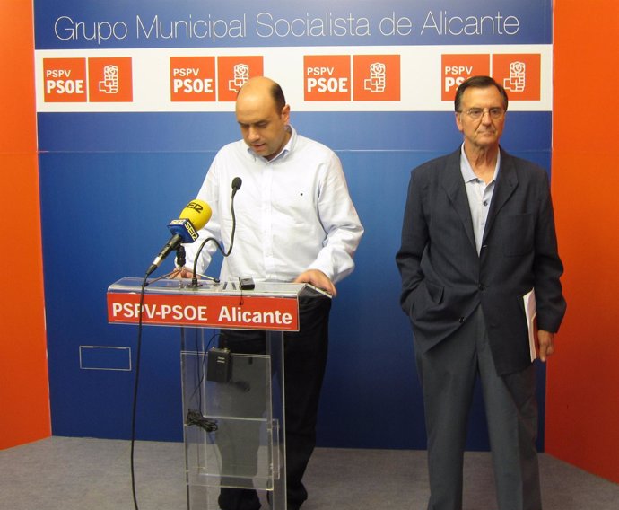 Gabriel Echavarri y Miguel Ull del PSPV de Alicante en rueda de prensa
