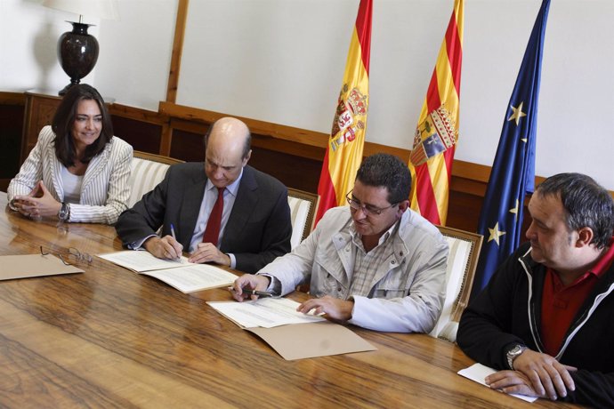 El consejero Alarcón junto al alcalde de los Fayos firmando el acuerdo
