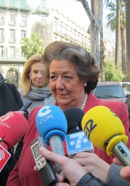 Rita Barberá Atendiendo A Los Medios De Comunicación Tras Inaugurar La Feria 