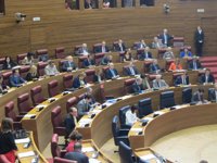 Bellver y Blasco intercambian sus sillones en el hemiciclo de las Cortes Valencianas