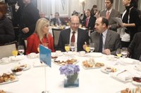 Cifuentes dice que proteger el derecho de manifestación no es incompatible con la racionalidad de su utilización