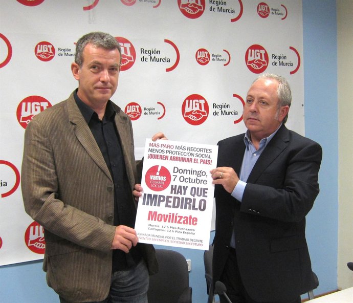 Bueno y Jiménez,con el cartel anunciador de la manifestación 