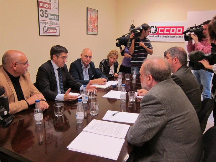 Patxi López con Unai Sordo, en la sede de CC.OO. Euskadi