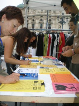 Recogida de firmas antitaurinas de ATEA.