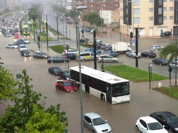 Inundación en avenida Juan de Borbón