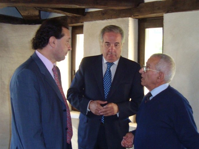 Peralta (D) junto a Arahuete y Encinas (C)